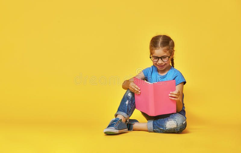 criança-está-lendo-um-livro-98077772